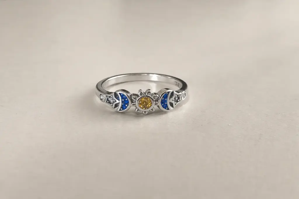 Unazë argjendi me dizajn dielli dhe dy gjysmëhëna