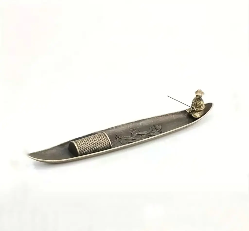 Mbajtëse temjani në formë varke me peshkatar