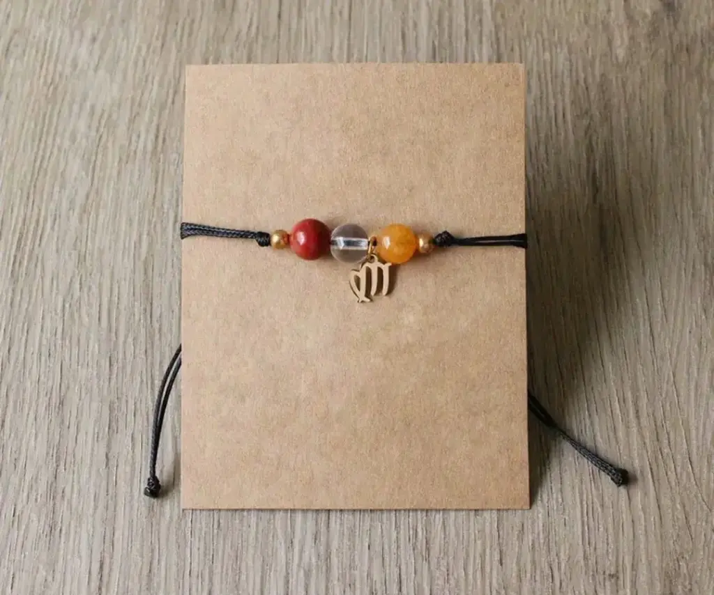 Byzylyk me miks gurësh natyralë dhe simbol të shenjave të zodiakut