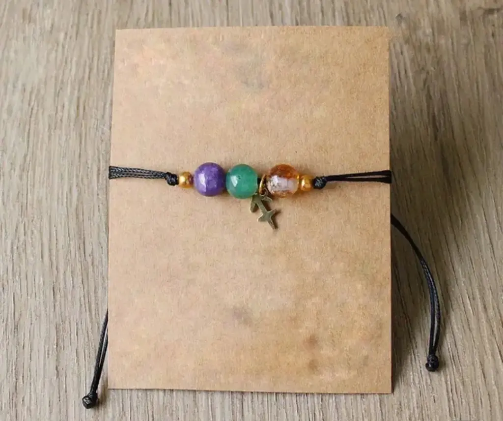 Byzylyk me miks gurësh natyralë dhe simbol të shenjave të zodiakut