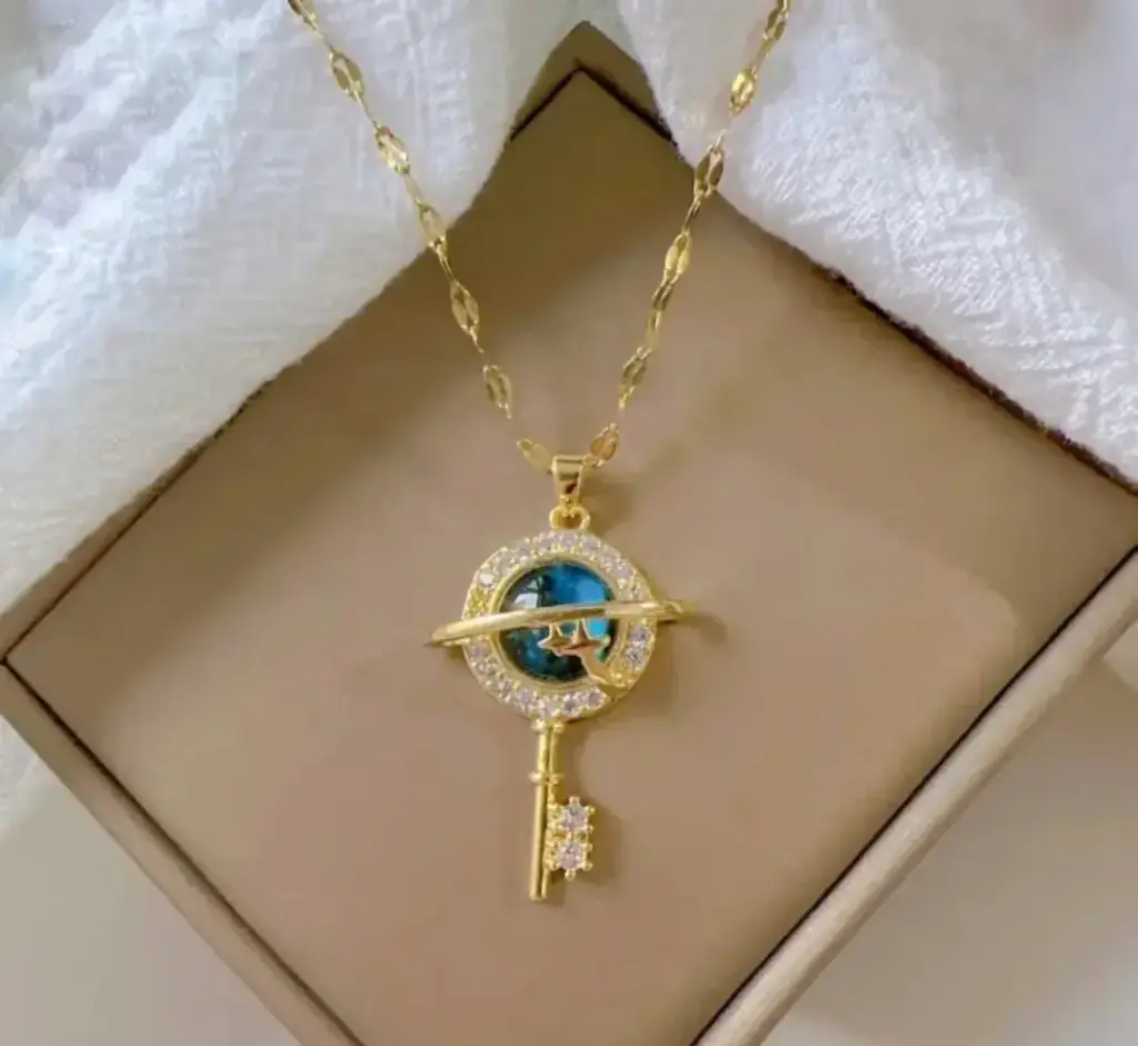 Varëse me gurë të çmuar blu në formë çelësi