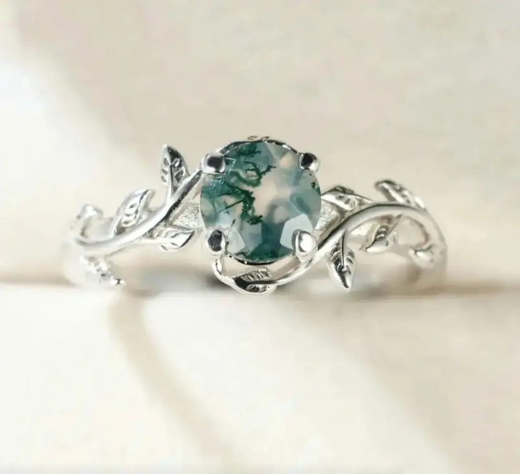 Unazë argjendi me gur agat me bar uji.