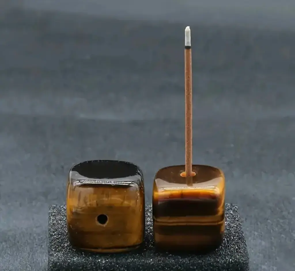 Mbajtëse temjani me gur natyral ‘’Syri i tigrit’’ (Tiger’s eye)