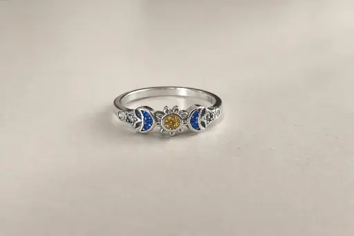 Unazë argjendi me dizajn dielli dhe dy gjysmëhëna