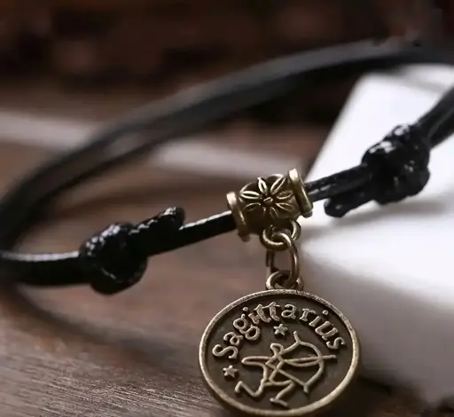 Byzylyk vintage me shenjën e Shigjetarit