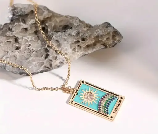 Varëse me motiv leximi kartash me dizajn dielli dhe gurë